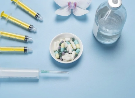 капельница и таблетки на столе