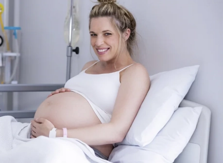 беременна женщина лежит под капельницей