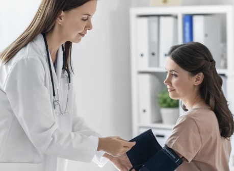 врач измеряет артериальное давление женщине