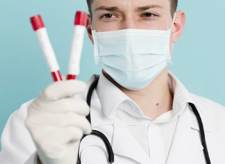 врач с пробирками крови