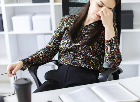 женщина борется с усталостью