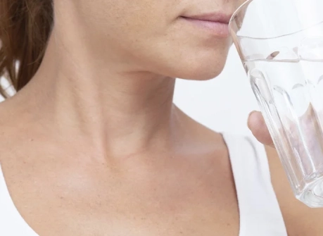 девушка пьет полисорб при похмелье