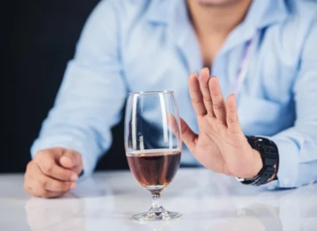 мужчина отказывается от алкоголя после вывода из запоя