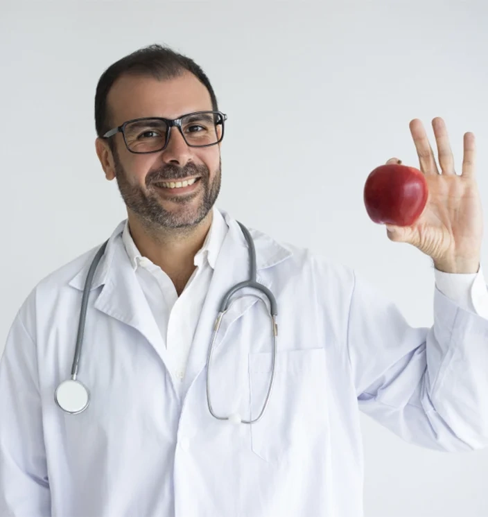врач держит яблоко в руке