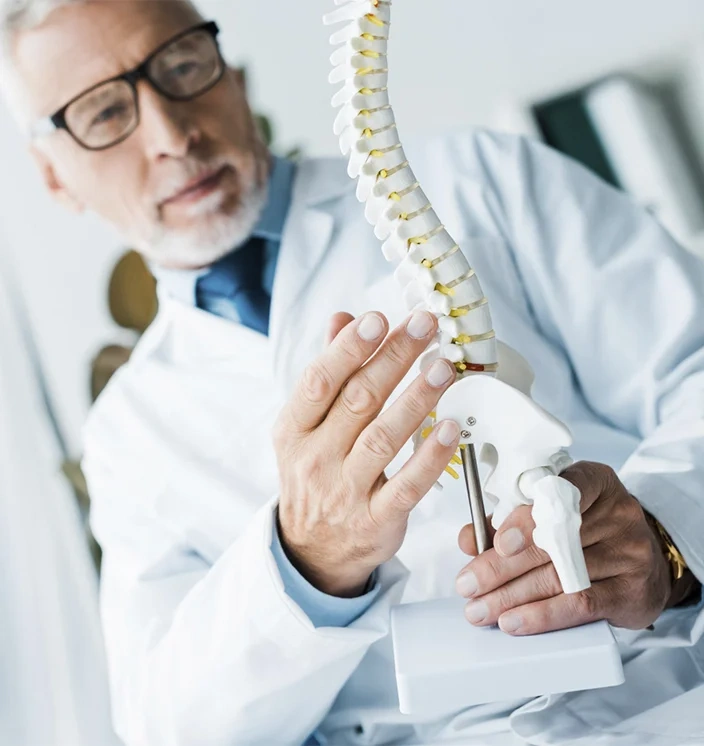 доктор готов оказать помощь в лечении остеопороза