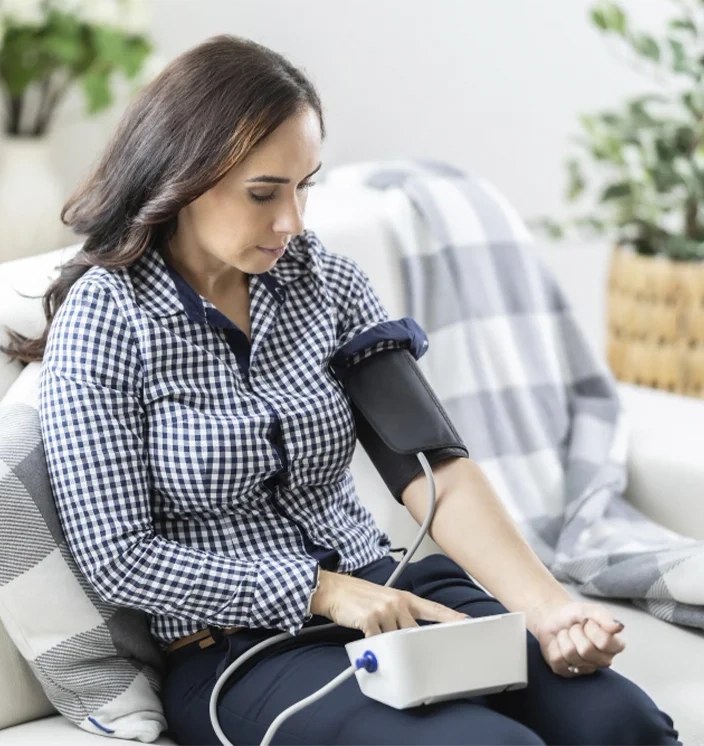 женщина измеряет артериальное давление