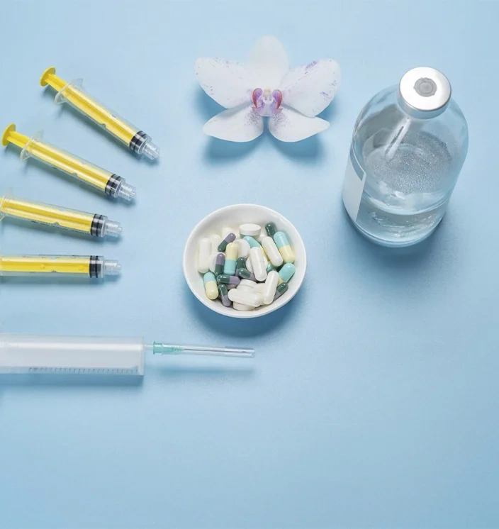 капельницы и таблетки на столе