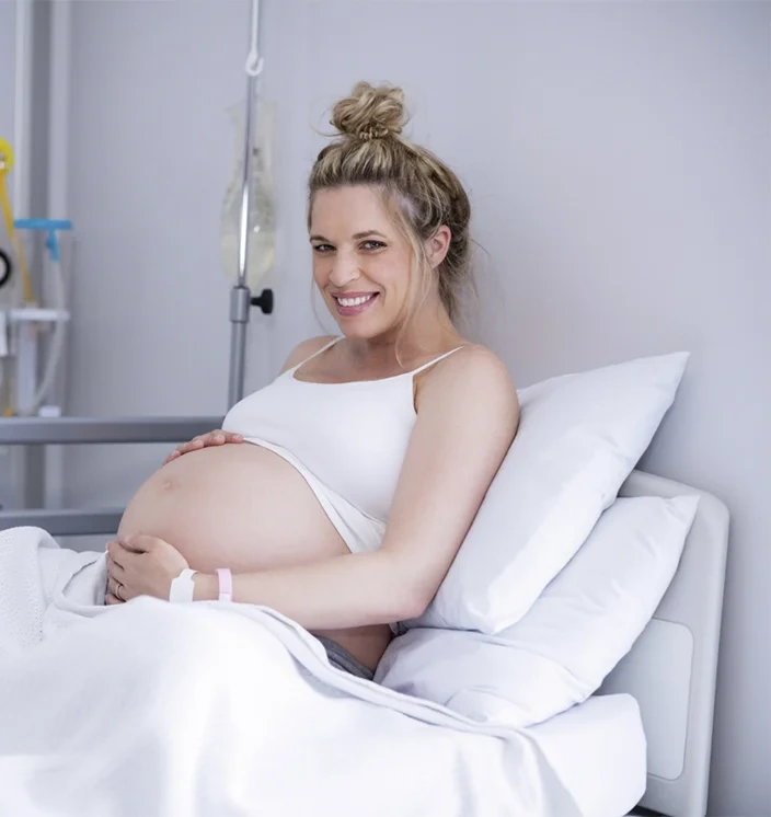 беременная женщина лежит под капельницей