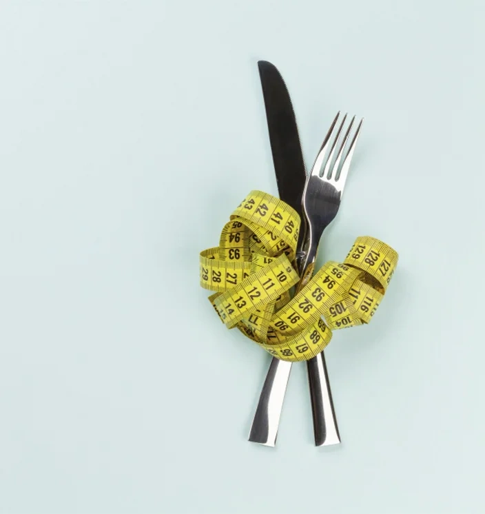 вилка и нож «связанные» лентой — путь к стройности и похудению