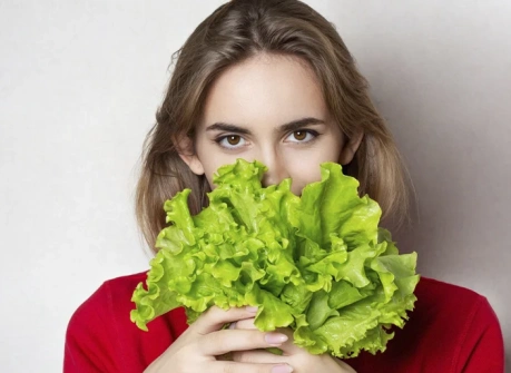девушка со шпинатом в руках