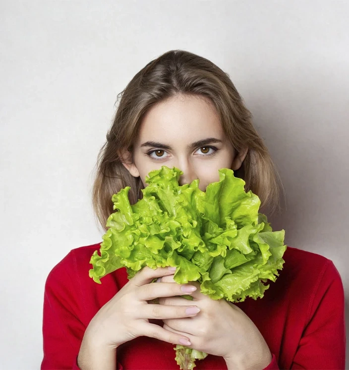девушка со шпинатом в руках