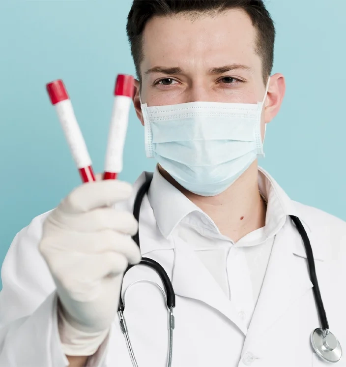 врач с пробирками крови