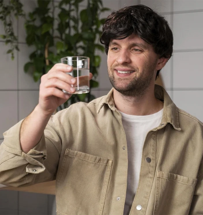 мужчина с водой: как подготовиться к застолью и избежать похмелья