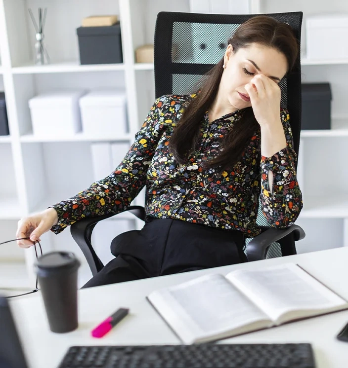 женщина борется с усталостью