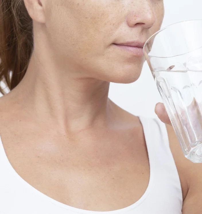 девушка пьет полисорб при похмелье