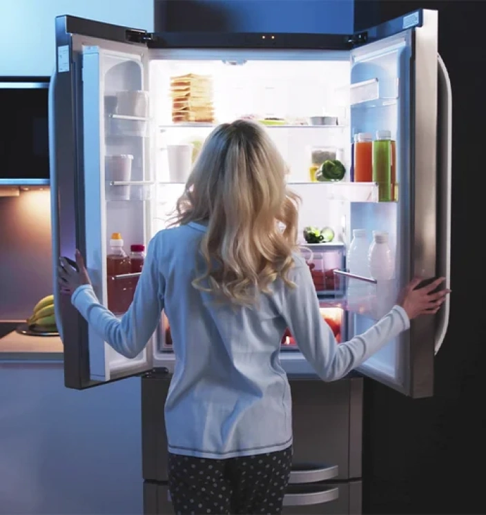 девушка с чувством голода