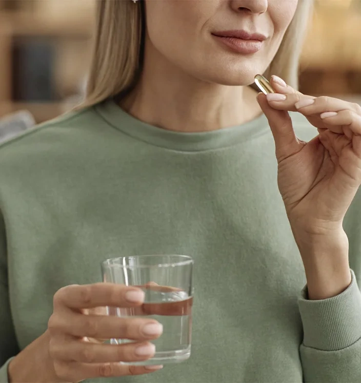 девушка пьет препараты поднимающие ферритин