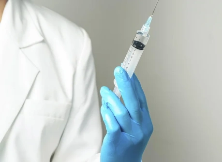 врач готовиться поставить внутримышечные уколы