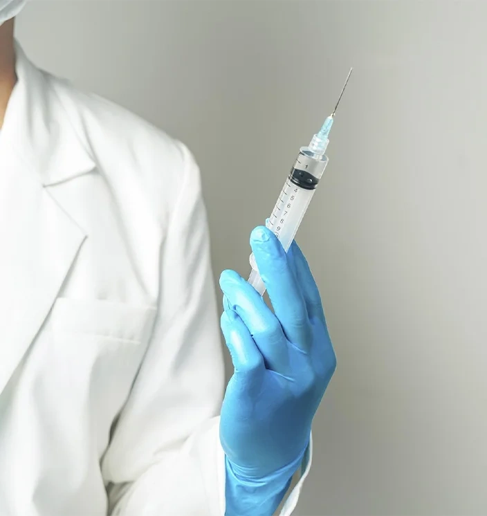 врач готовиться поставить внутримышечные уколы